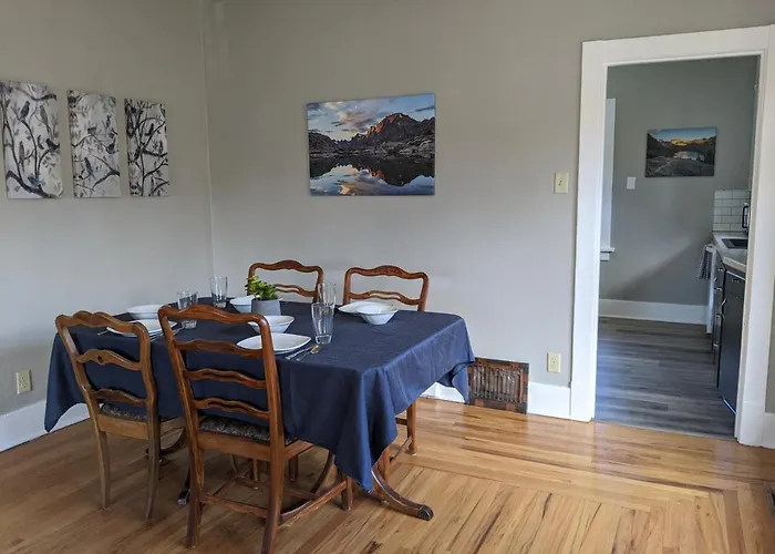 The Lewis House-upper Level-a Peaceful Spot! Apartment