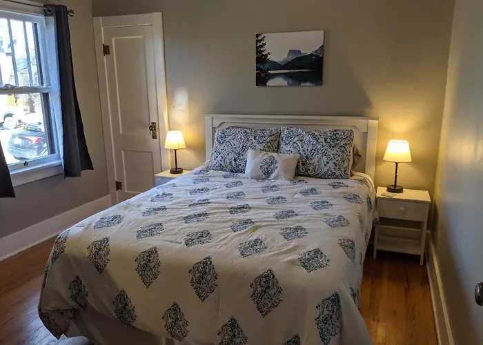 The Lewis House-upper Level-a Peaceful Spot! *