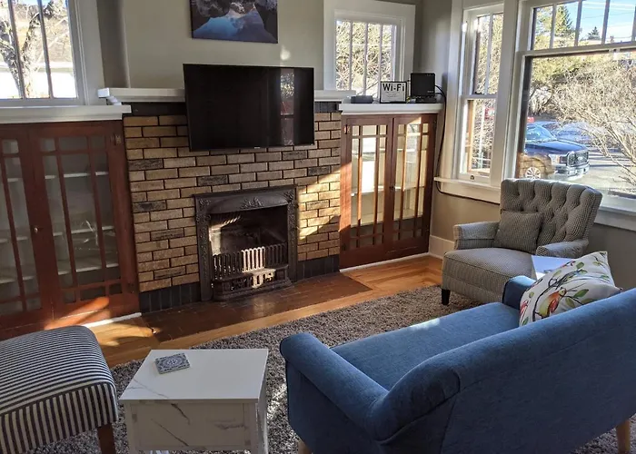 The Lewis House-upper Level-a Peaceful Spot!